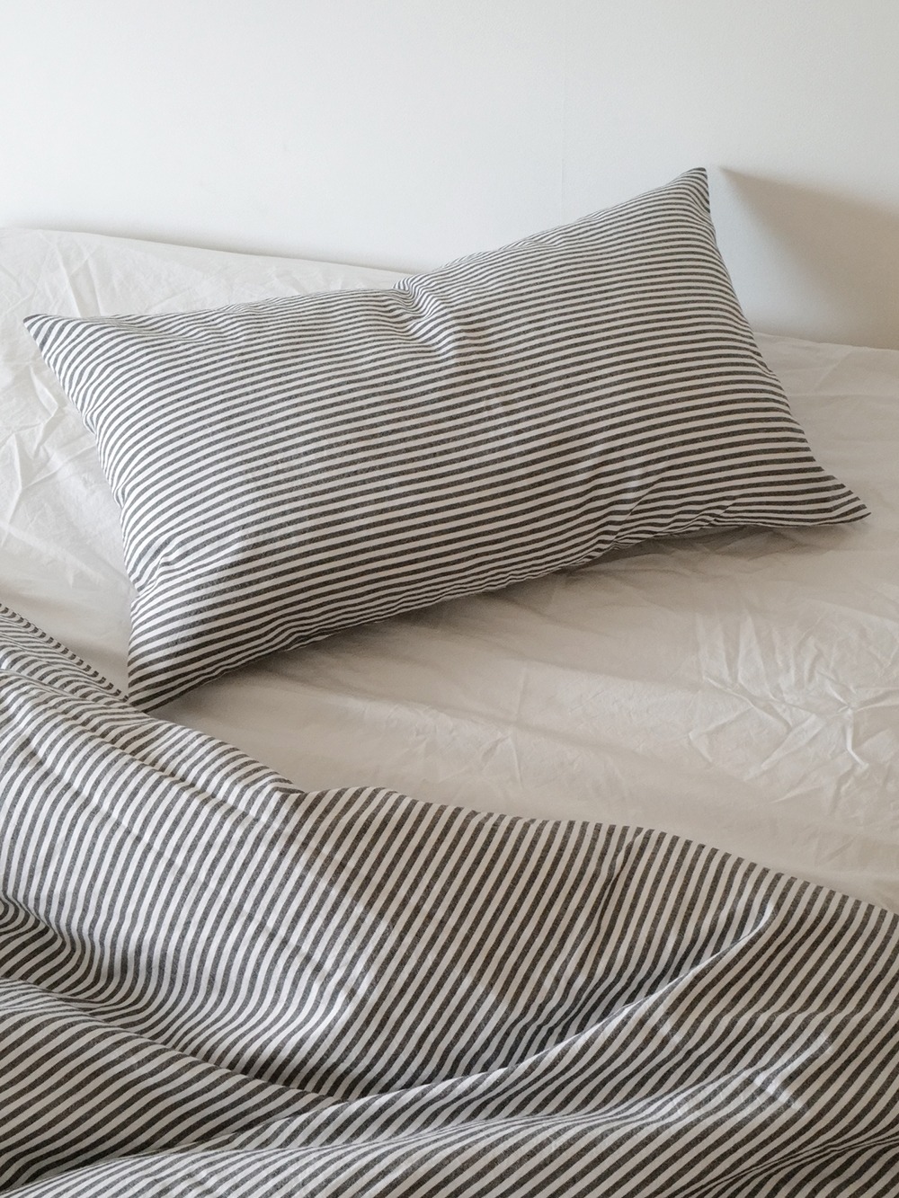 Black stripe bedding