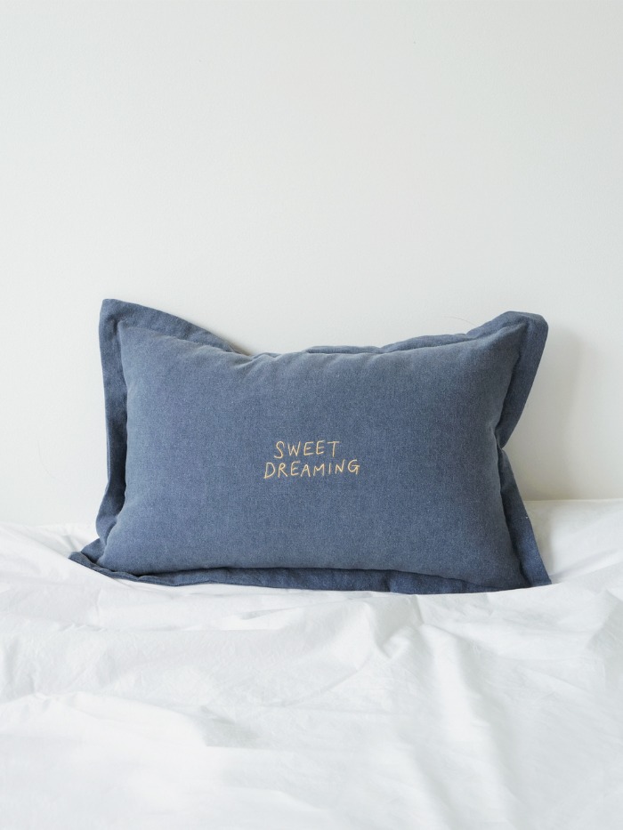Sweet dreaming cushion cover