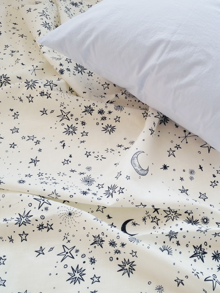Dreaming linen blanket